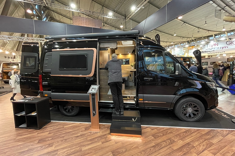 Robeta-Adonis-auf-Mercedes-Sprinter