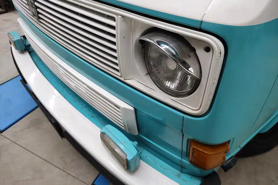 Frontscheinwerfer mit Visier