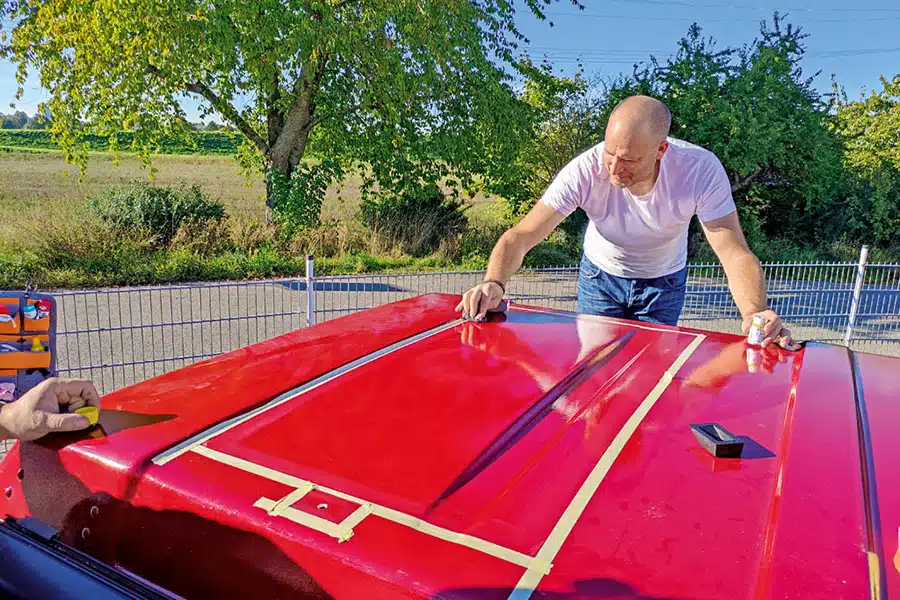 Klebeband wird zur Markierung der späteren Klebeflächen fürs Solarpanel angebracht