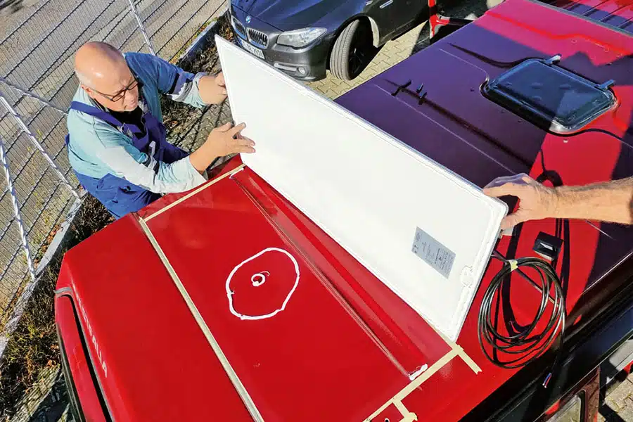 Anbringen des Solarpanels auf dem Dach