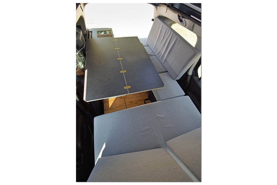 Aufgeklappter Tisch im Wohnbereich