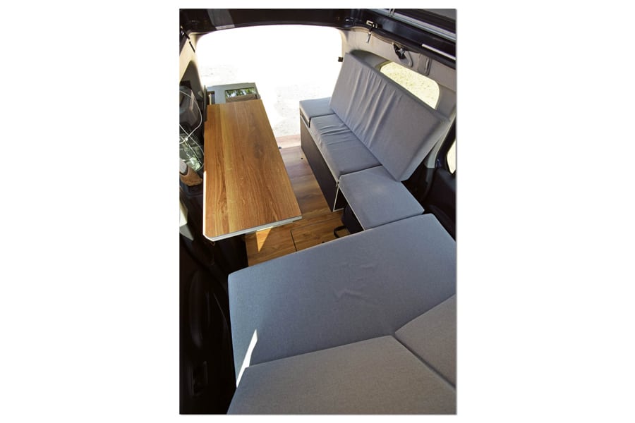 Küchenmodul mit zusammengeklapptem Tisch und SItzbereich