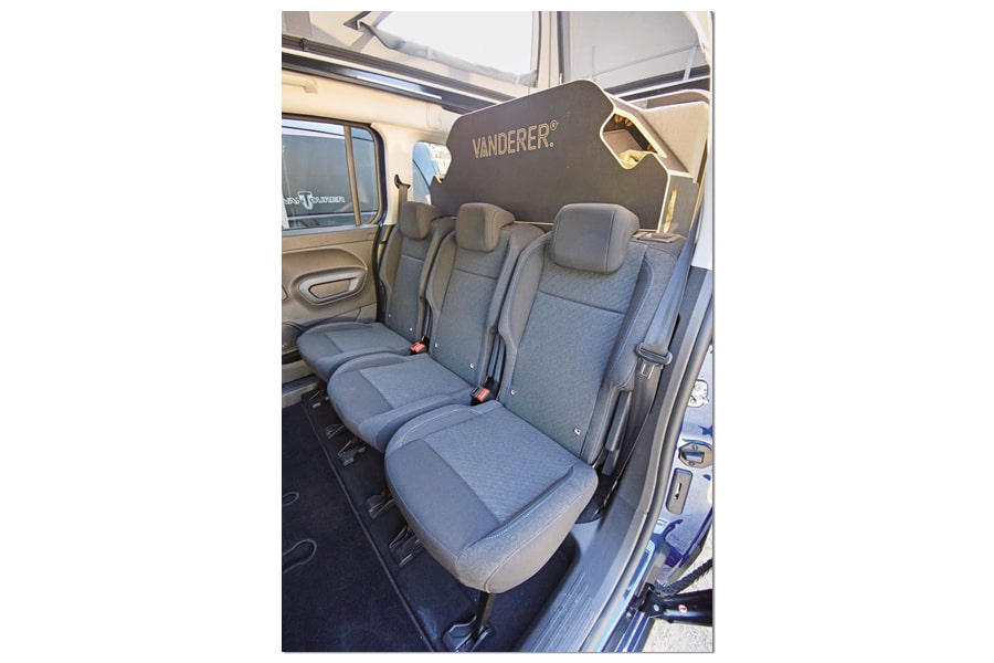 Die dreiteilige Rücksitzbank aufgestellt