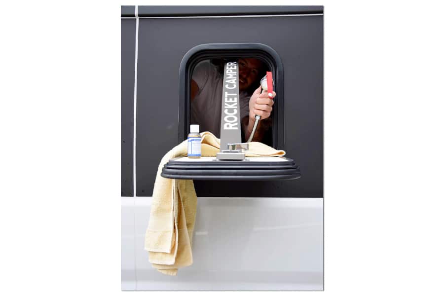 Die Außenklappe wird zur praktischen Ablagefläche für die Außendusche