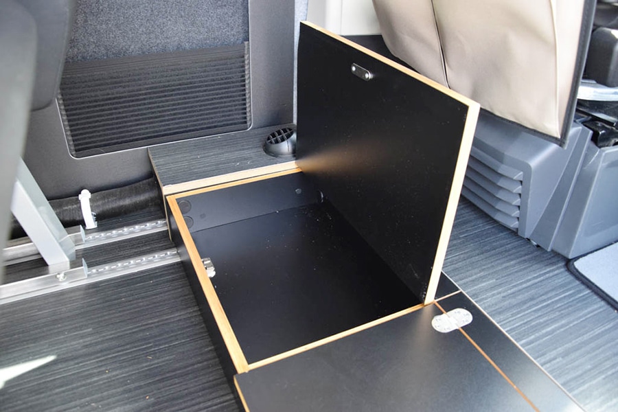 Fächer vor den Schnierle-Sitzen