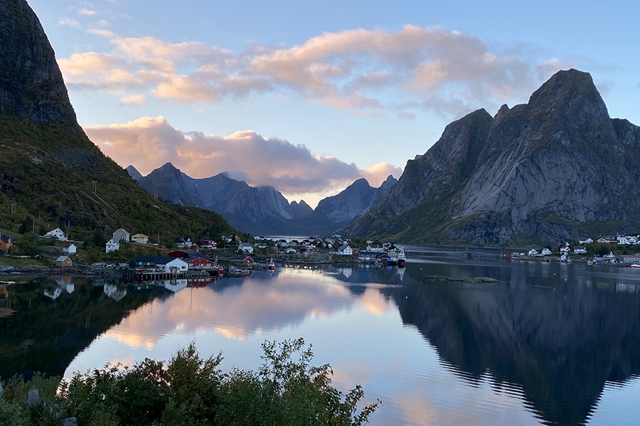 Fjordlandschaft und Dorf am Ufer