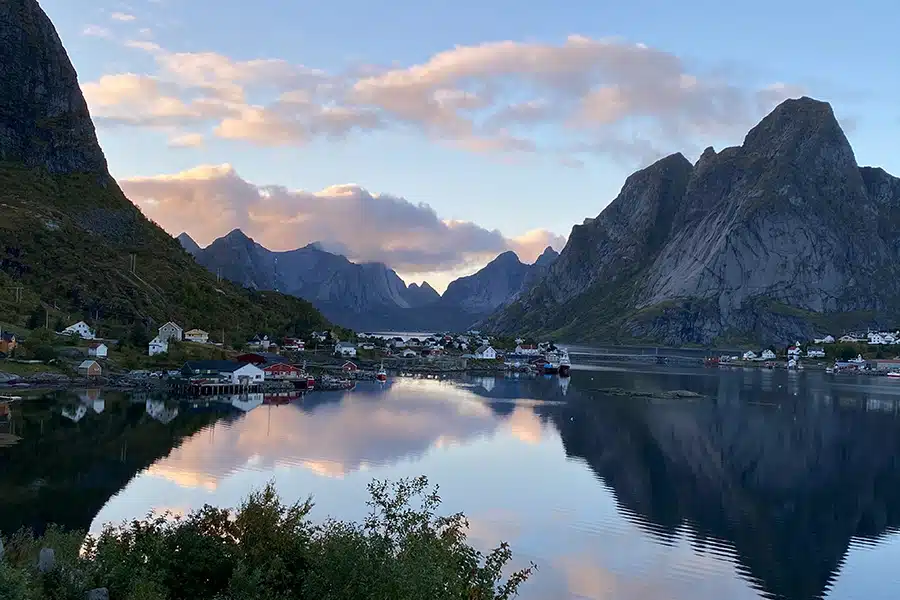 Fjordlandschaft und Dorf am Ufer