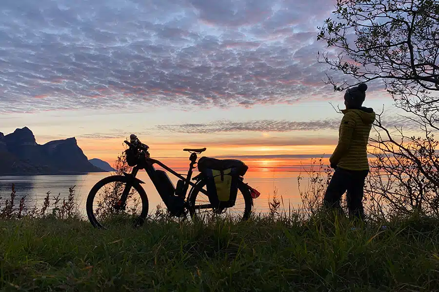 Autorin und Rad vor Sonnenuntergang am Ufer