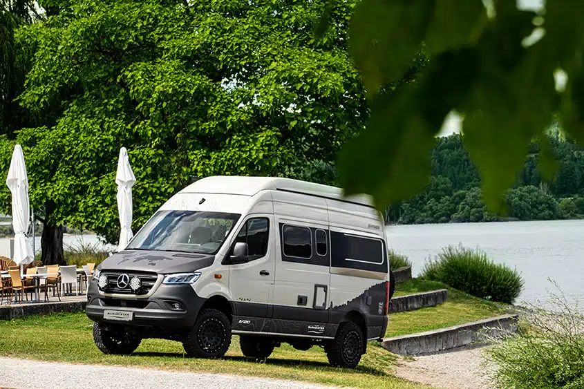 Hymer Grand Canyon S 4x4 Zebra 2.0 Burmeister Edition auf Wiese am See