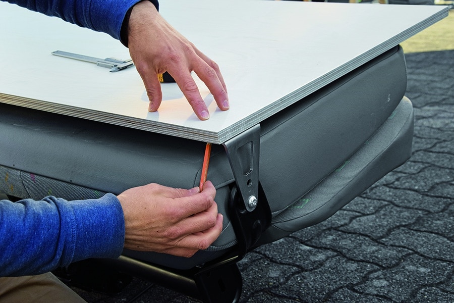 Bohrlöcher werden aufs Holzbrett übertragen