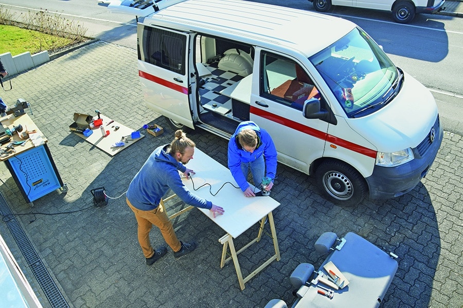 Die Platte wird mit einer Oberfräse behandelt.