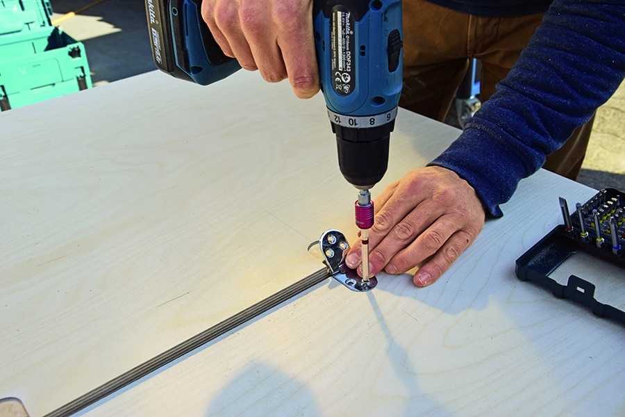 Mit Möbelscharnieren werden die Bretter, die später aufklappen, verbunden.