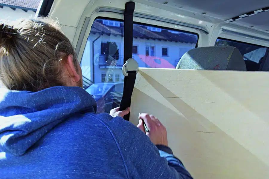 Feinarbeit: Damit‘s klappt, müssen noch ein paar störende Stellen ausgespart werden.