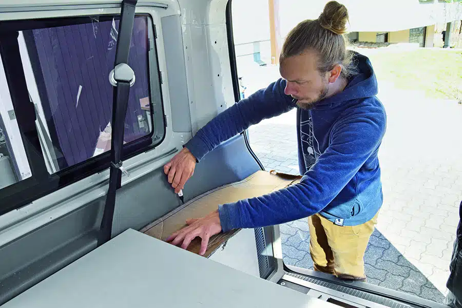 Die Fahrzeugkonturen werden per Pappschablone abgenommen.