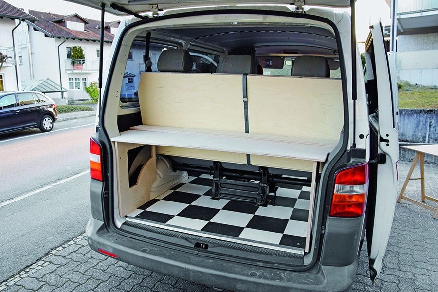 Fertig eingebaute Schlafsitzbank im VW Bus