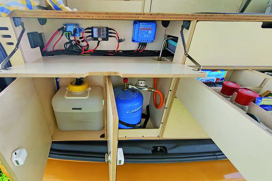 Im Heck: die Elektrik, ein 10-Liter-Abwasserkanister und eine 2,75-kg-Gasflasche.