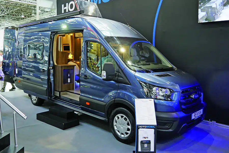 Blaues Hotomobil Wohnmobil in einer Messehalle fotografiert