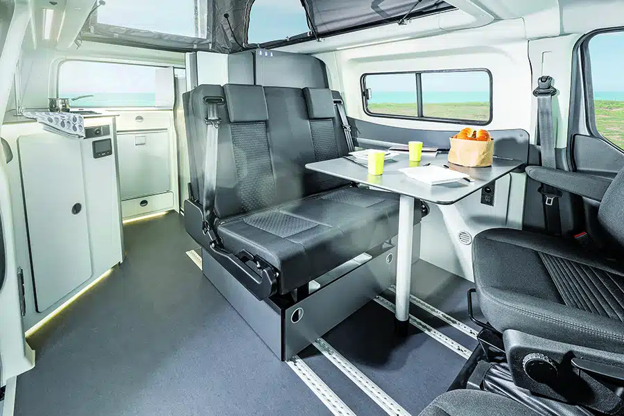 In dunkelgrau und weiß gehaltener Ausbau im Duncan 545 Campingbus