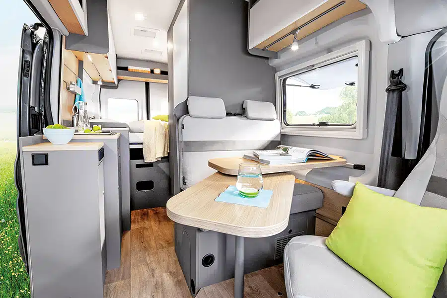 LMC Innovan Ford 590 Wohnraum mit hellgrauen Möbeln mit Holzdekor-Akzenten