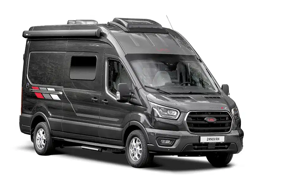 Schwarzer LMC Innovan Ford 590 vor weißem Hintergrund