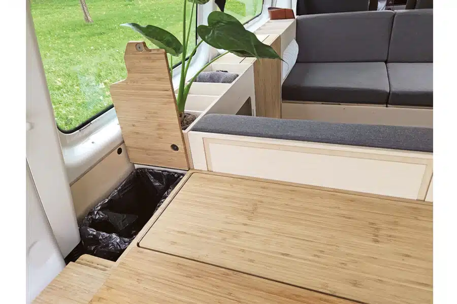 Seitlich im Küchenmodul befinden sich ein 10-Liter-Frischwasserkanister und ein Müllfach.