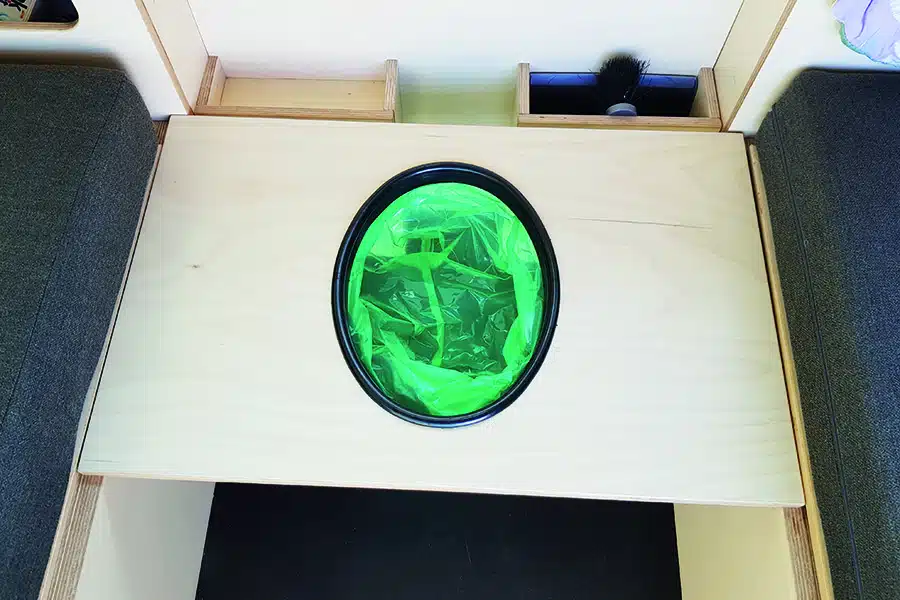 Probeweise aufgebaut: Die Not-Toilette, welche sich aus einem hinter den Staufächern herausziehbaren Brett sowie Plastiktüten aus Recyclingmaterial zusammensetzt.