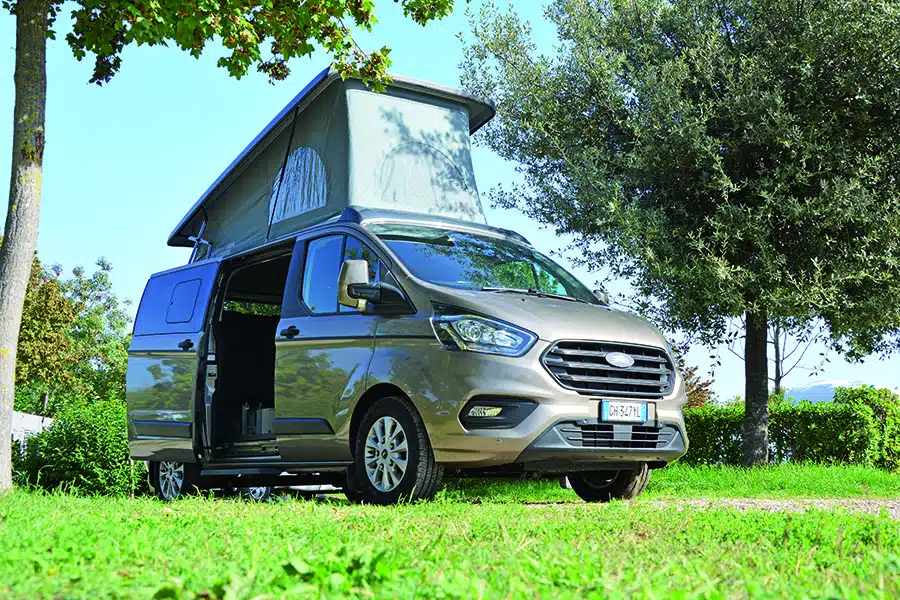Silberbrauner Campingbus Laika Kosmo Urban+ mit Aufstelldach auf einer Wiese