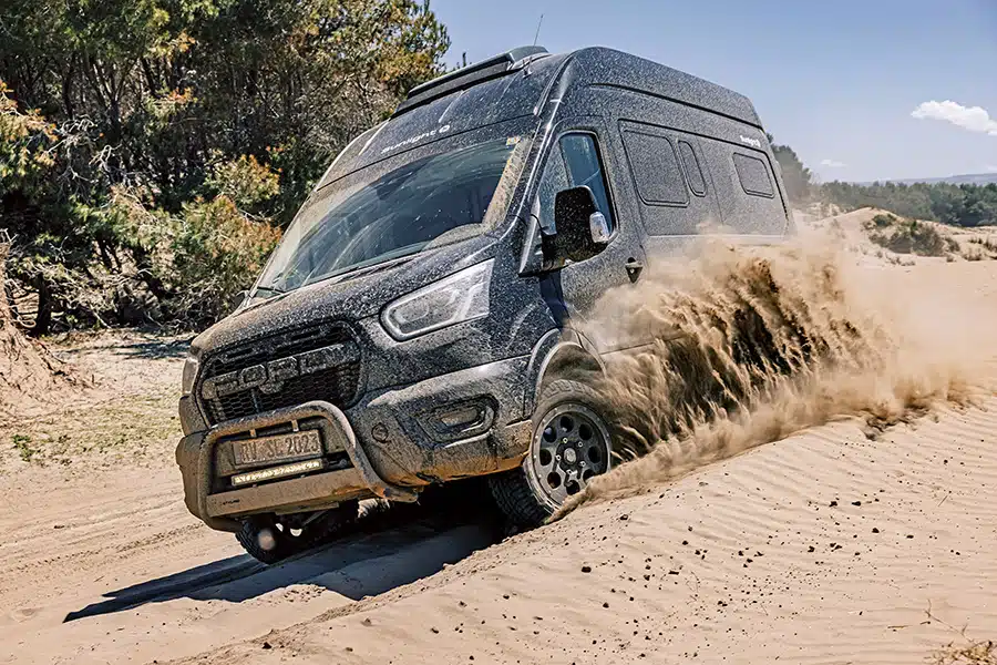 Sunlight Cliff 4x4 fährt einen Abhang mit tiefem Sand hinab