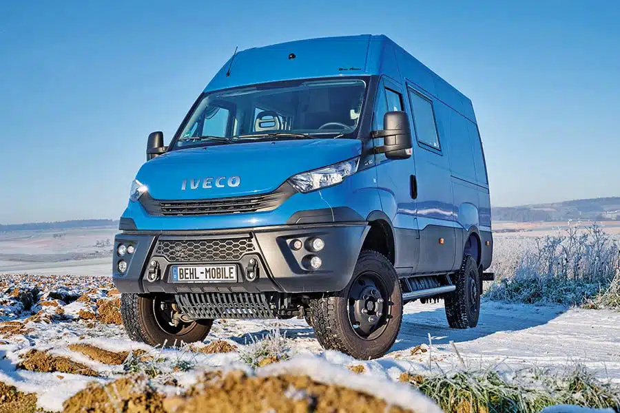 Blauer Behl Daily 4x4 in schneebedeckter Landschaft