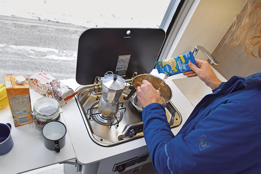 Küchenmodul mit zweifalmmigem Gasherd
