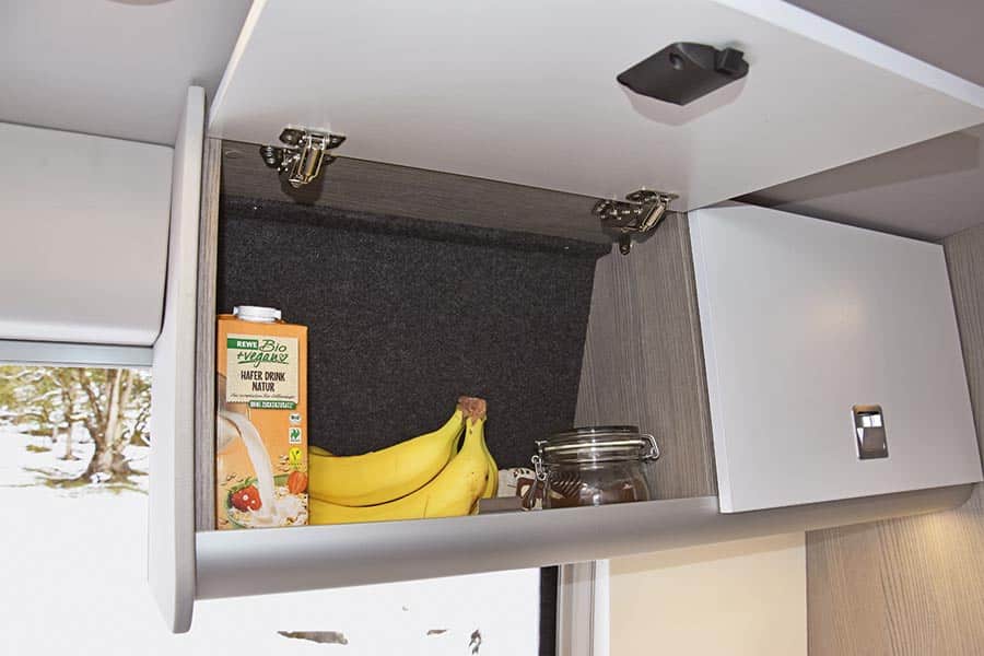 Stauschrank über dem Küchenmodul