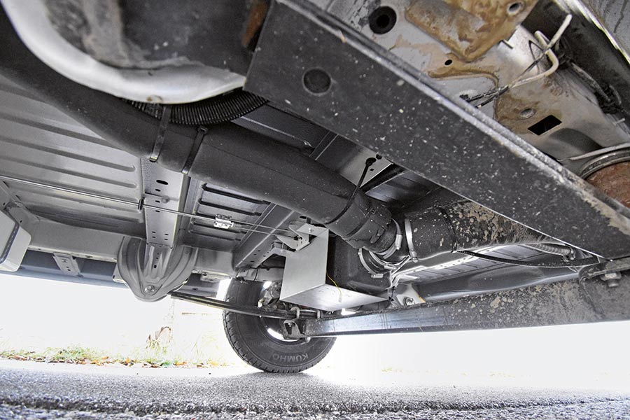 Unterboden mit Abwassertank, Standheizung und Boiler