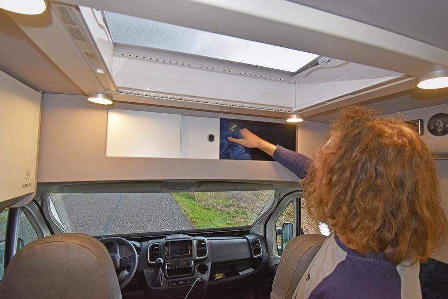 Der Dachstauschrank über dem Fahrerhaus lässt sich per Schiebetür öffnen