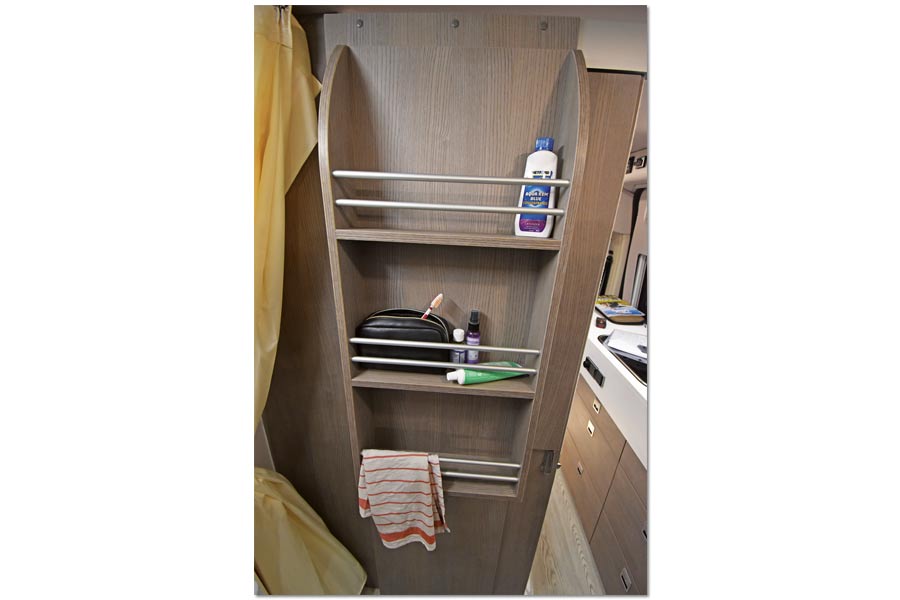 Geöffnete Tür zum Badschrank fungiert als Raumteiler