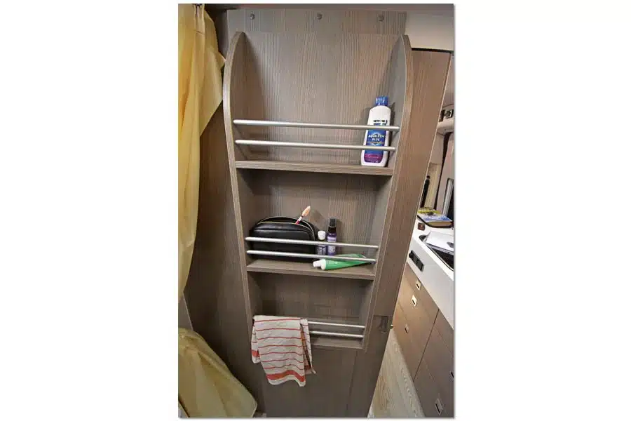 Geöffnete Tür zum Badschrank fungiert als Raumteiler