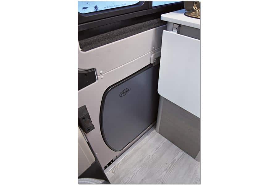 In Fahrzeugtüren integrierte Campingmöbel