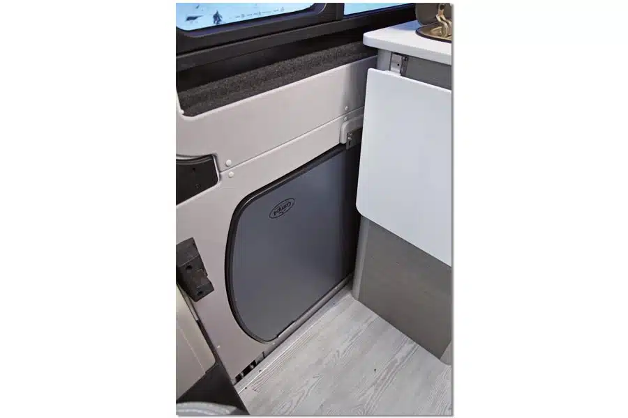 In Fahrzeugtüren integrierte Campingmöbel
