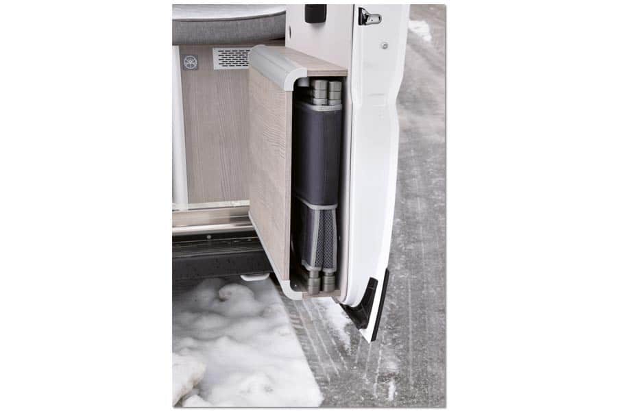 In Fahrzeugtüren integrierte Campingmöbel