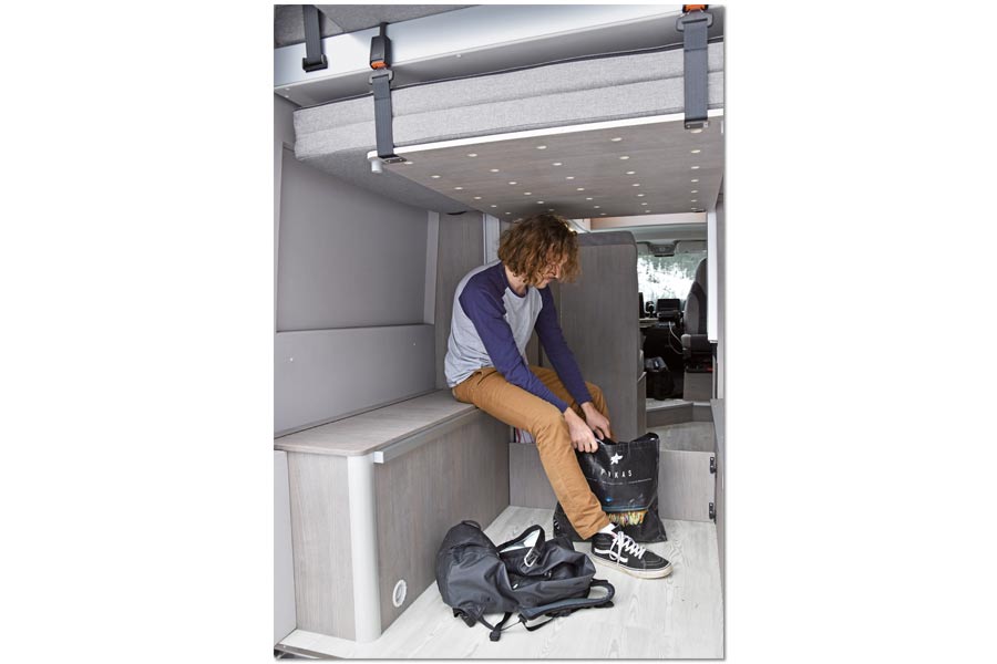 Auf der Sitzbank unter dem Bett kann eine Person durchschnittlicher Größe nur gekümmt sitzen