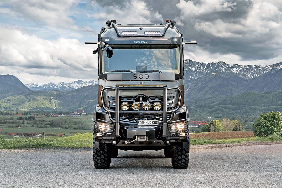 Neue Offroad-Mobile (2023): Frontalansicht des Expeditionsmobils Stone Offroad Design Peak auf Basis des Mercedes-Benz Arocs in bergiger Landschaft