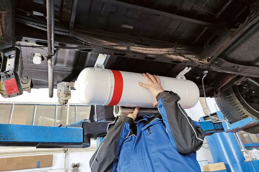 Gastank-Einbau im Camper: Gastank am Fahrzeug-Unterboden anhängen