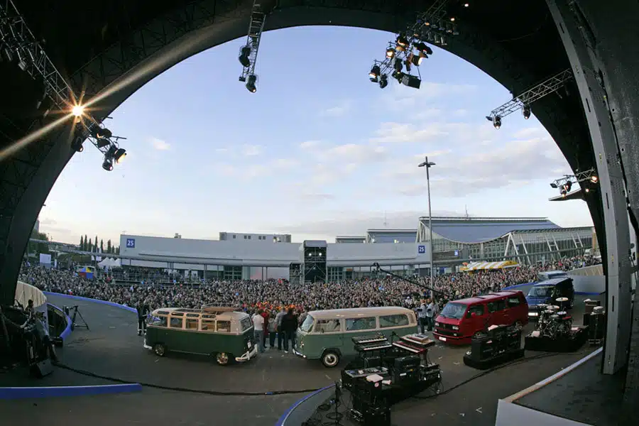 VW Festival Bühne mit VW Bussen auf der Bühne und vielen Zuschauern davor