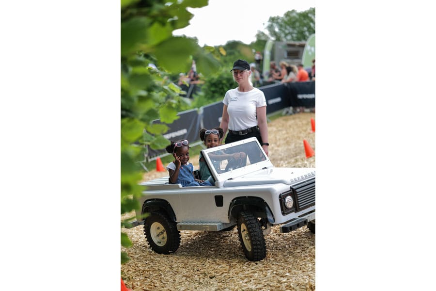 Zwei kleine Mädchen in Miniatur-Landrover-Defender auf der Abenteuer & Allrad 2023