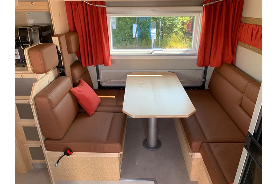 Dinette im Expeditionstruck EX 600 auf MAN TGM 18.320