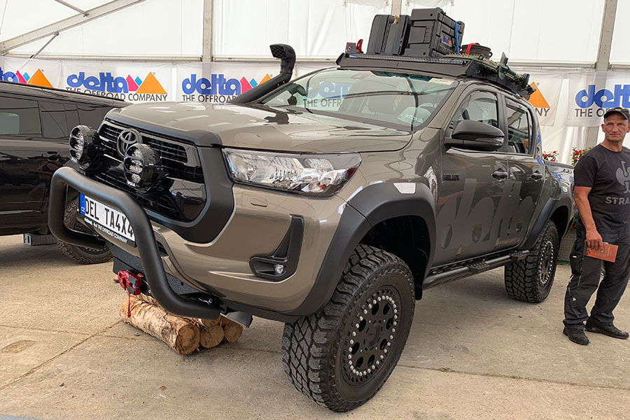 Hellbrauner Geländewagen mit 4x4-Ausrüstung von Delta 4x4