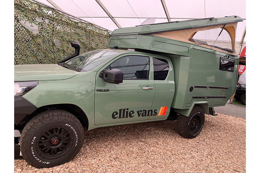 Olivfarbenes Geländewagen-Chassis mit gleichfarbig lackierter Wohnkabine von Ellie Vans