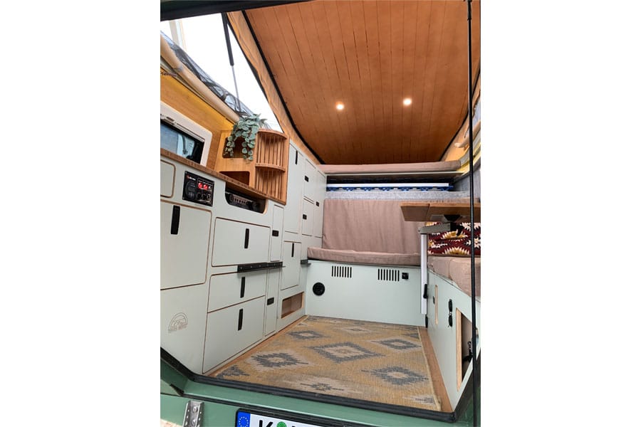 In hellen Farben und Holzakzenten gefertigter Wohnausbau bei Ellie Vans