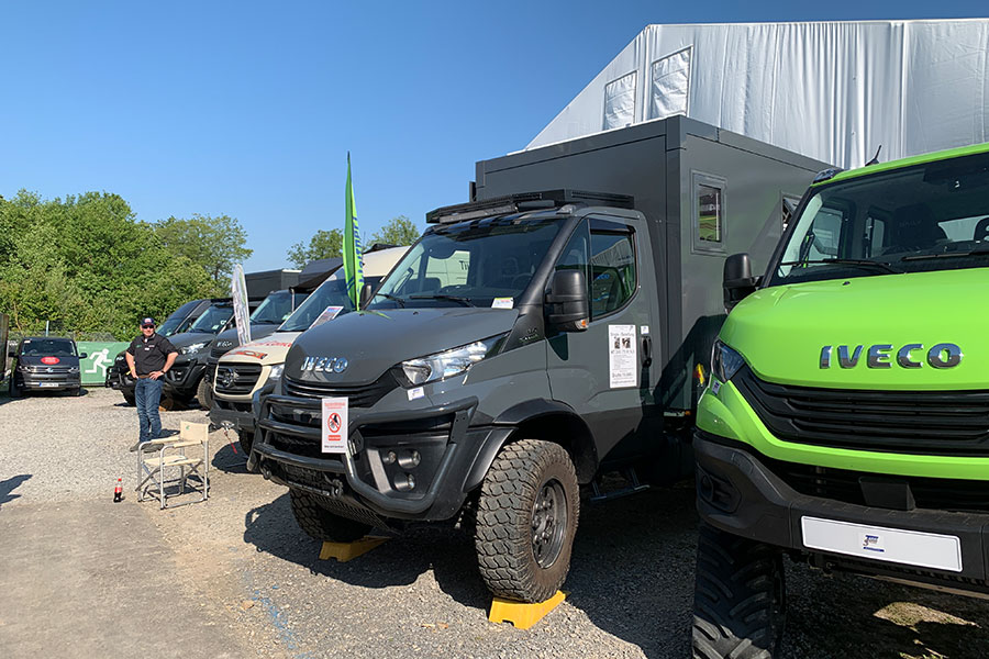 Füss Iveco Daily 4x4: Graue Wohnkabine auf grauem Chassis