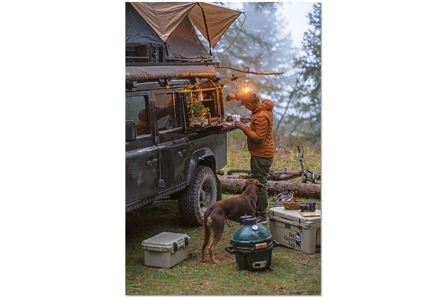 Outdoor-Cooking an der seitlich ausklappbaren Außenküche des Defenders