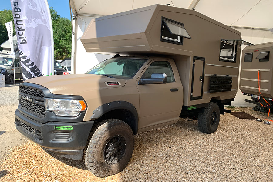 PickUpBack: Beigefarbene Wohnkabine auf gleichfarbig lackiertem RAM 3500